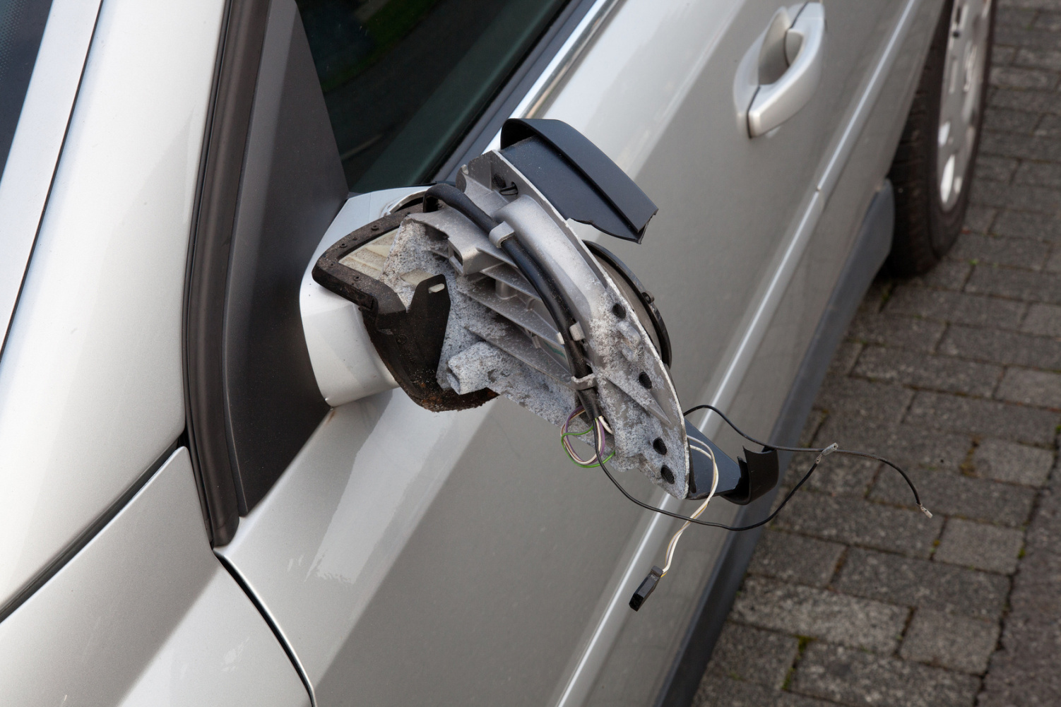 zerstörter Seitenspiegel an einem Auto | Detektei Düsseldorf | Privatdetektiv Düsseldorf