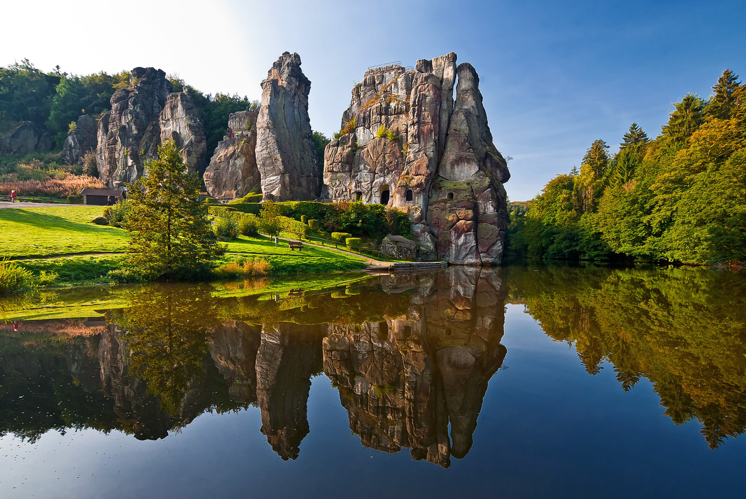 Externsteine mit Wiembecketeich, Teutoburger Wald; Privatdetektiv Bielefeld, Wirtschaftsdetektiv Bielefeld, Detektei Detmold